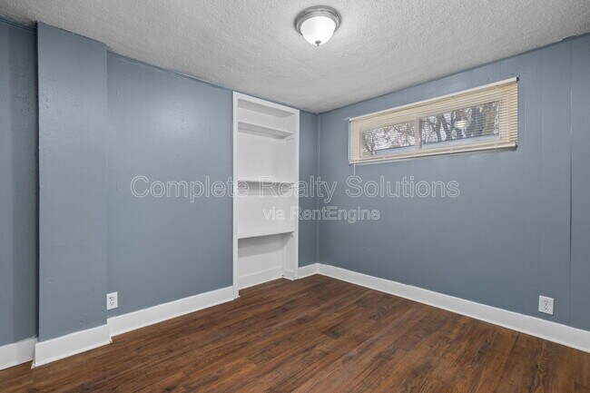 Building Photo - 465 S Dade Ave