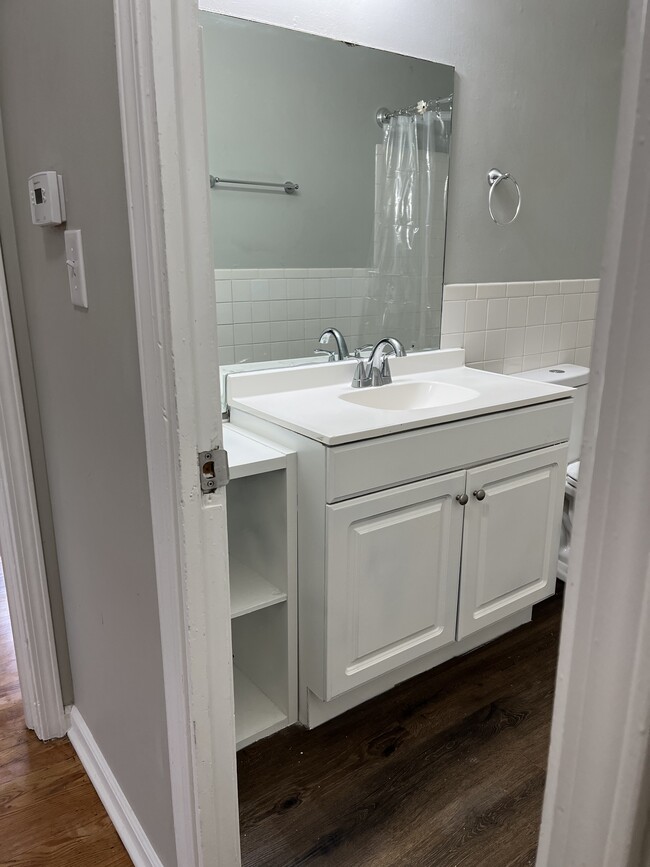 Unit H bathroom - 5947 Raytown Rd