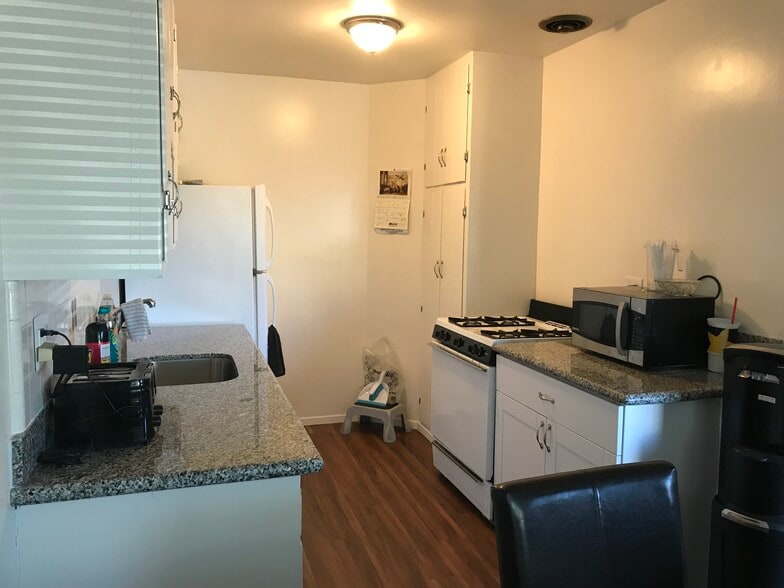 Building Photo - 487 E Park Ave