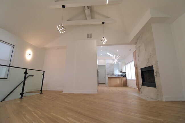 Building Photo - 933 N Ashland Ave