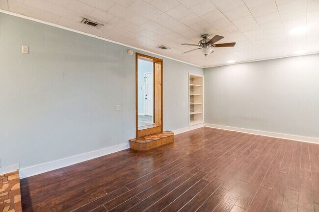 Building Photo - Charming 4 Bedroom Pensacola Rental in a Convenient Location!