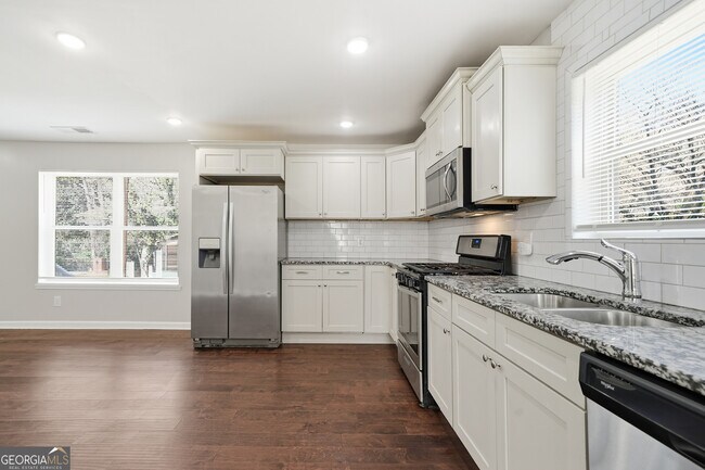 Building Photo - 250 Maple St