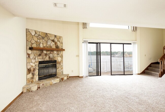 Building Photo - Waterfront Townhome in Central Niceville