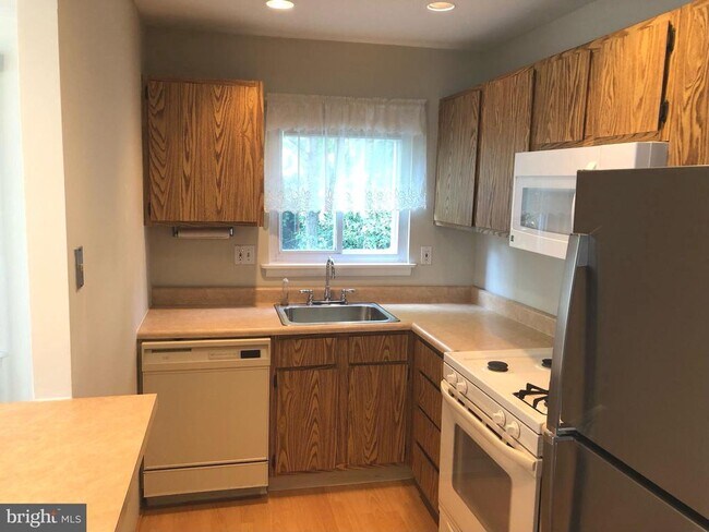 Building Photo - 9244 Jamison Ave