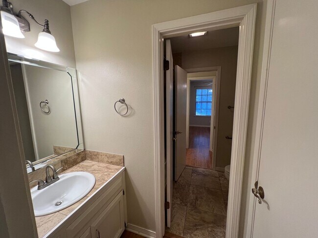 Building Photo - Hollydale Townhomes