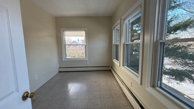 Building Photo - 5 Bedroom 1.5 Bath Spacious Apartment - Heat and Hot Water Included