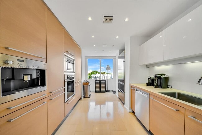 Building Photo - 151 Crandon Blvd