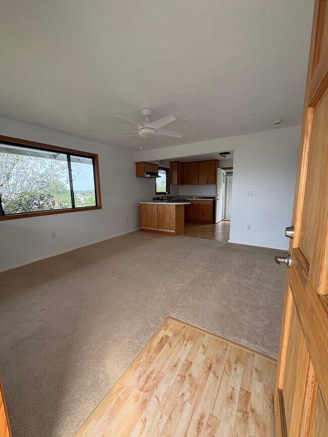 Building Photo - Beautiful 2 bedroom, 1.5 bath located in central Hilo town
