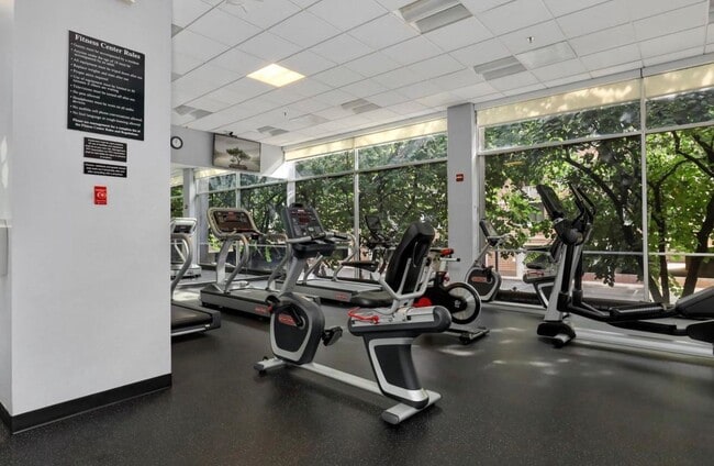 Building Photo - Updated 1+ 1 condo w/ Parking in SW DC -