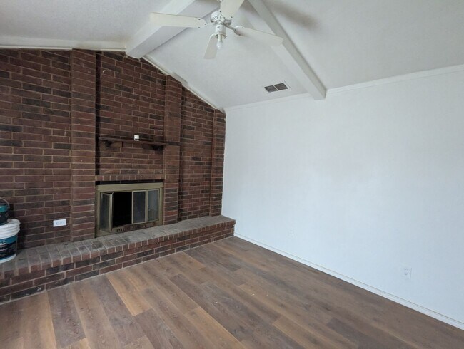 Building Photo - Spacious Updated 3 Bedroom Home