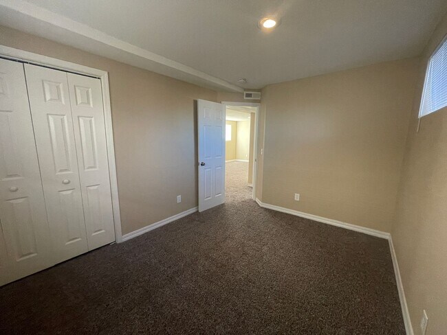 Building Photo - 2 Bed 1 Bath in East Denver Available NOW!