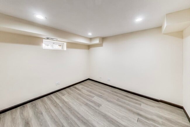 Building Photo - 6544 N Albany Ave