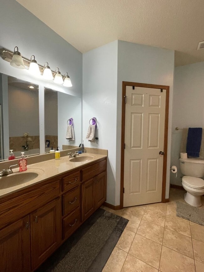Building Photo - 825 Locharno Dr