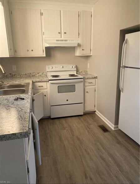 Kitchen - with dishwasher - 12 Henry St