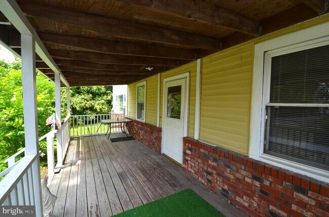 Building Photo - 6201 Shady Side Rd