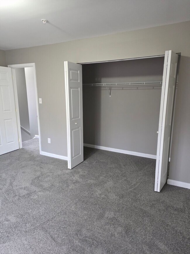 Building Photo - 3 Bedroom 2 1/2 bath ** End Unit** Townhome for Rent in Waynesboro