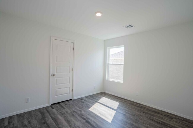 Building Photo - 2922 S 13th Ct