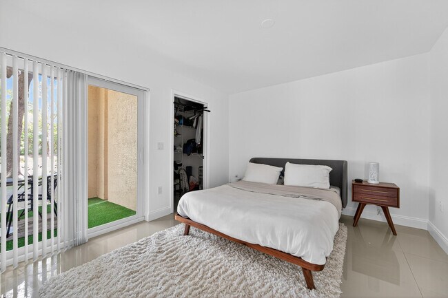 Building Photo - 4807 Via Palm Lakes Via