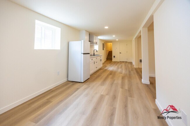 Building Photo - 542 NE Brazee St