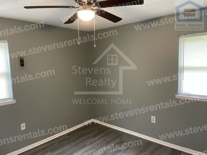 Building Photo - 426 NW Greenmeadow Dr