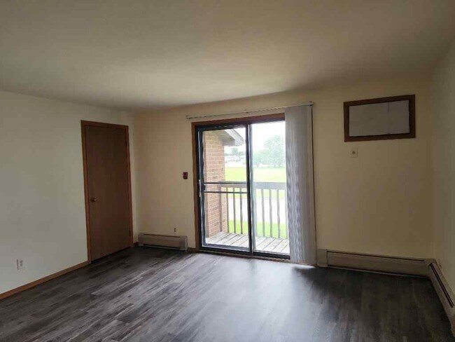 Building Photo - Charming 2 Bedroom Lower in Prime Appleton...