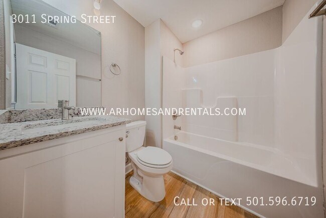 Building Photo - 3011 S Spring St