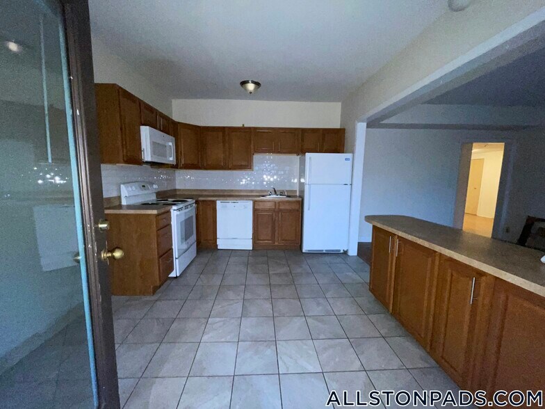 Building Photo - 1131 Commonwealth Ave