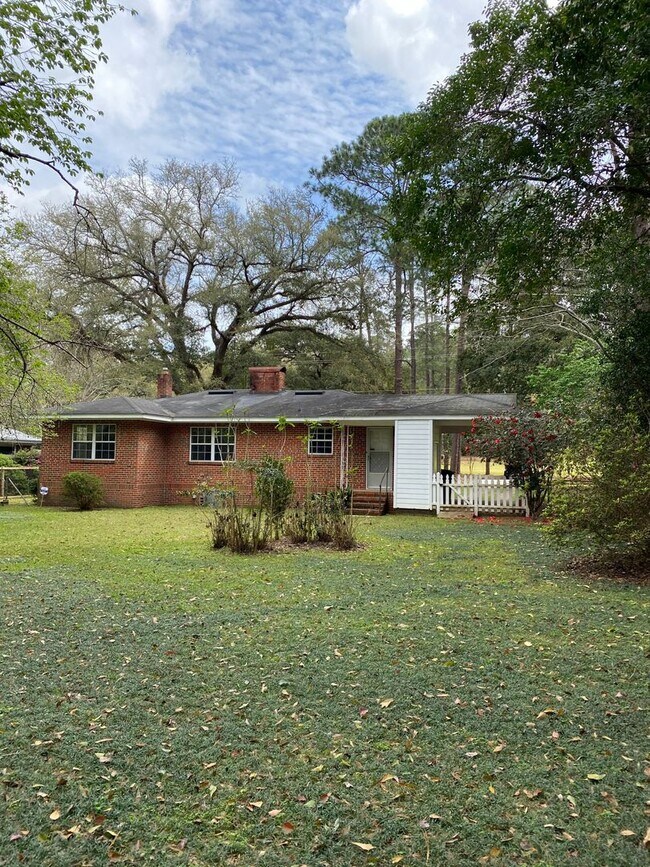 Building Photo - Adorable Brick Home in Betton Hills
