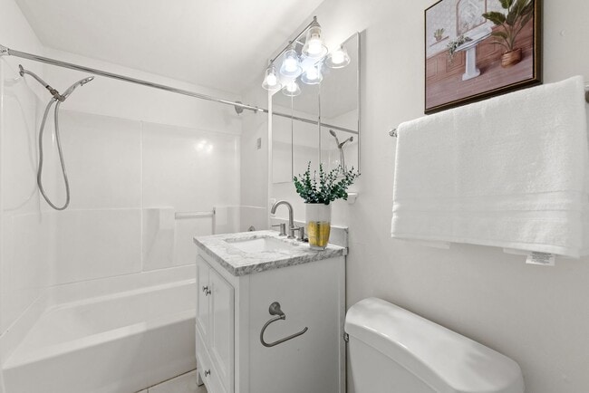 Building Photo - Peaceful Lakefront Living in Kirkland