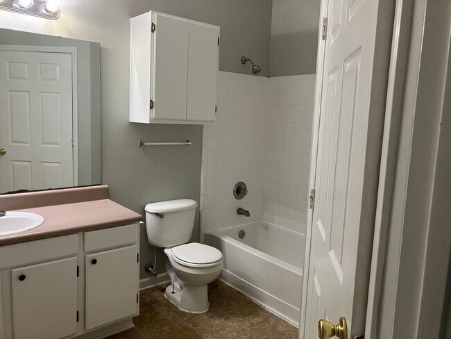 Building Photo - 2 BR / 2 BA @ The Legends