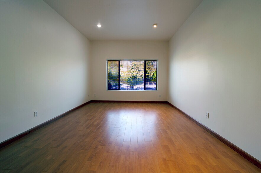 Building Photo - 549 N Martel Ave