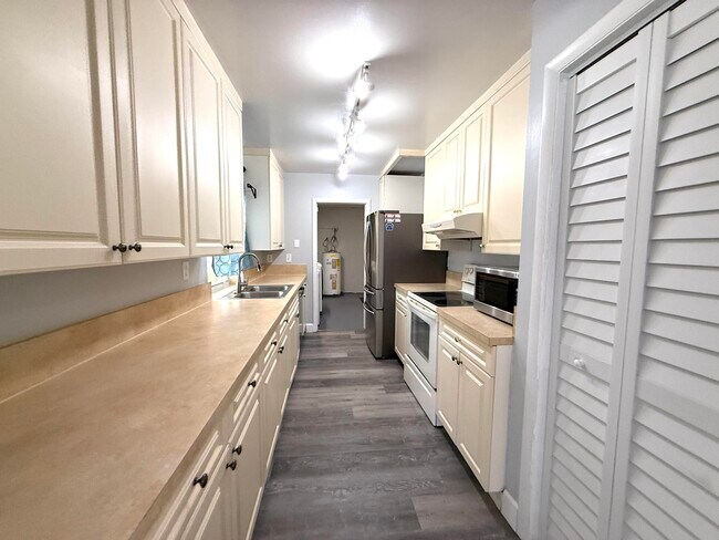 Building Photo - 16394 Pimlico Dr E