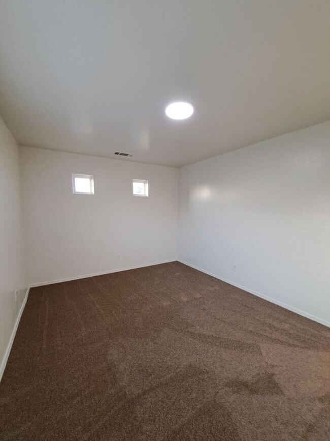 Building Photo - Comfortable Two-Story 4BR Home in Fresno!