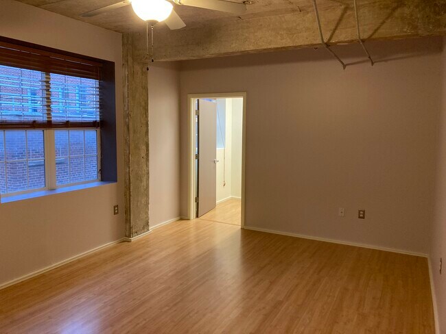 Building Photo - 1209 N Harvey Ave