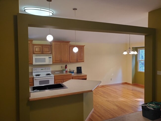 Building Photo - 3 bedroom 3 bath, 2car gar, balcony deck a...