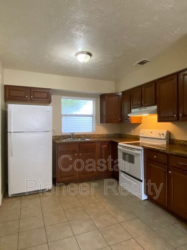 Building Photo - 1503 E 97th Ave