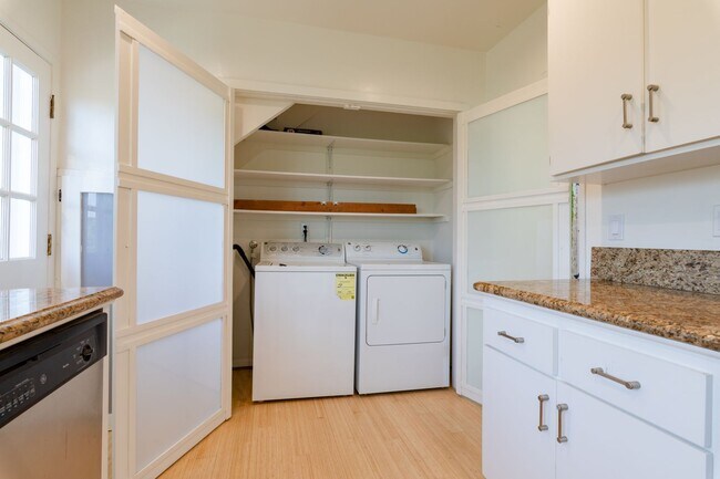 Building Photo - Beautiful Hollywood Hills Home For Lease!