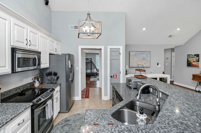 Building Photo - Fully Furnished Mid Term Lease