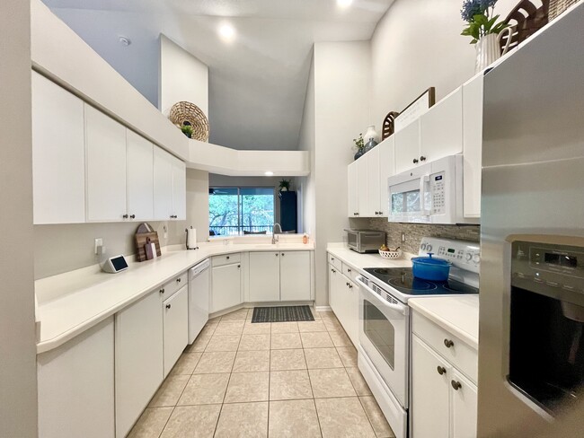 Building Photo - 8125 Celeste Dr