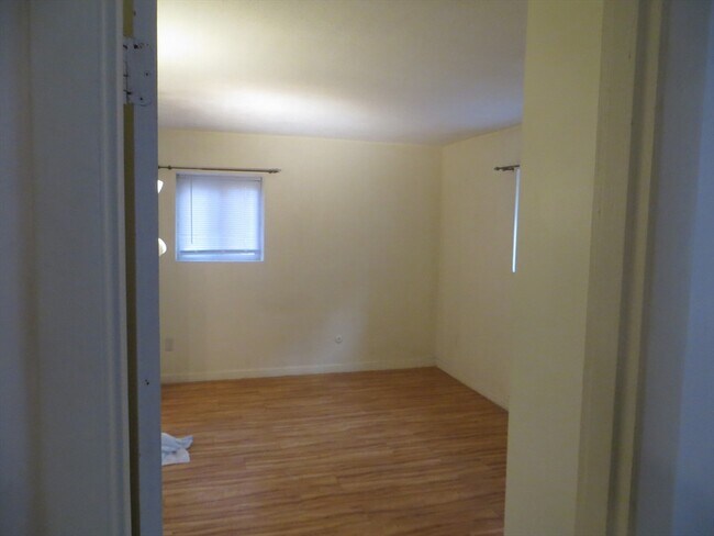 Building Photo - 200 Kelton St