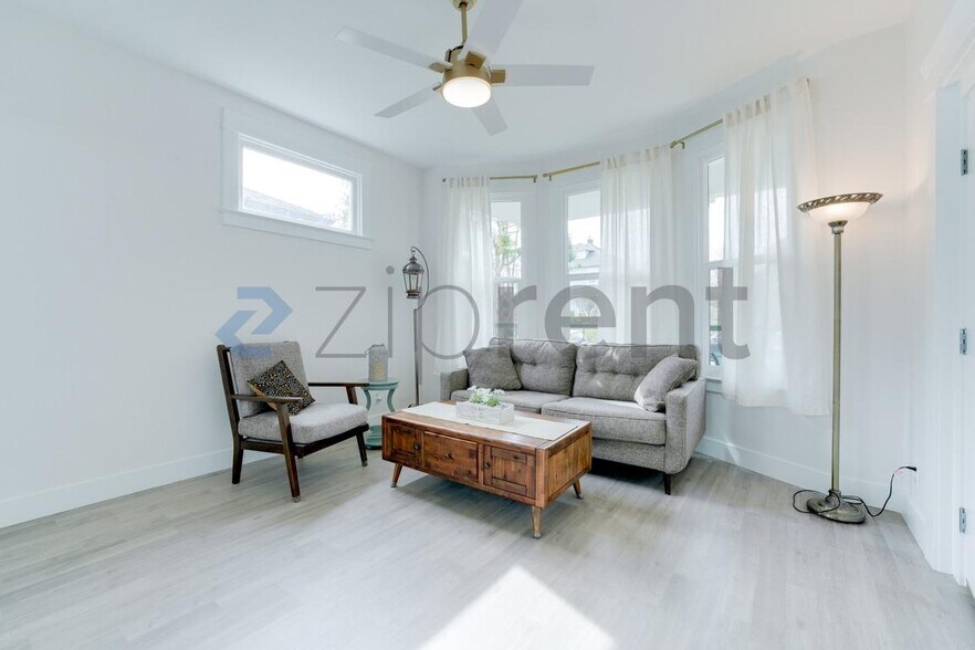 Building Photo - 907 S Ainsworth Ave