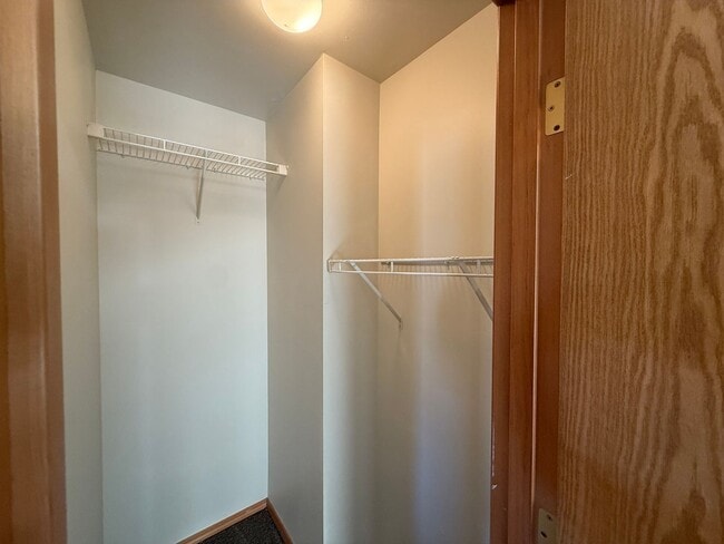 Building Photo - Charming 3 bed, 2.5 bath townhome located ...