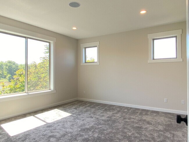Building Photo - 112 Southshore Ave