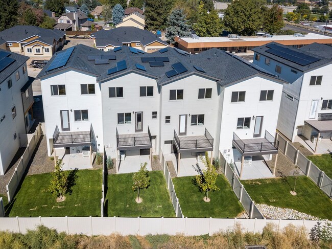 Building Photo - SOLAR POWERED TRI-LEVEL TOWNHOME BLENDS MO...