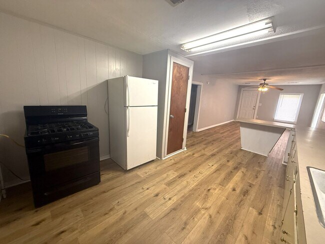 Building Photo - Cozy 2-Bed, 1-Bath Home with a large backyard!!