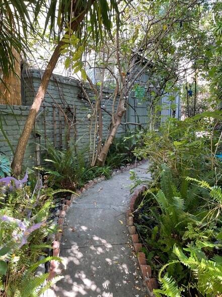 Building Photo - 2024 Argyle Ave