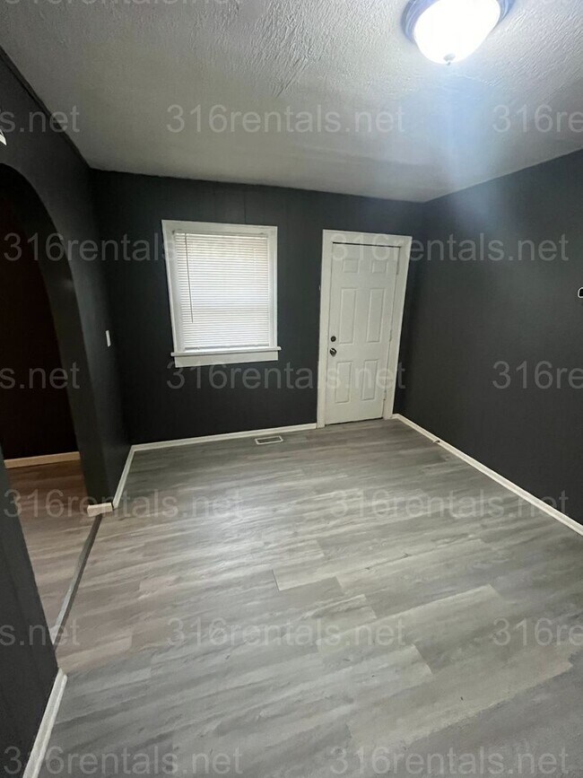 Building Photo - $745 - 2 bed 1 bath - Duplex