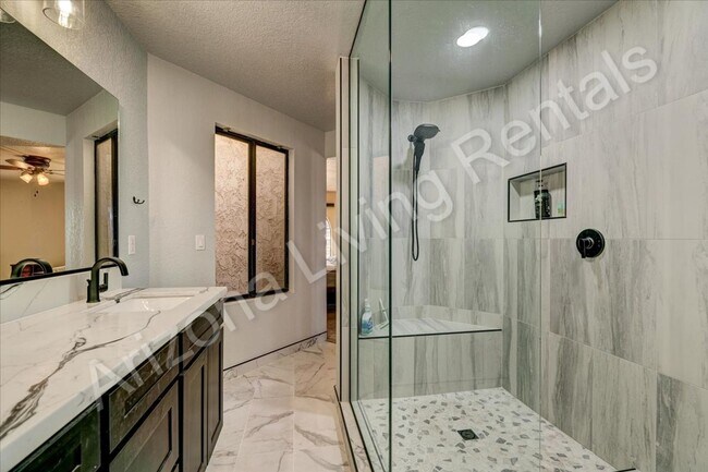 Building Photo - FURNISHED CONDO WITH POOL