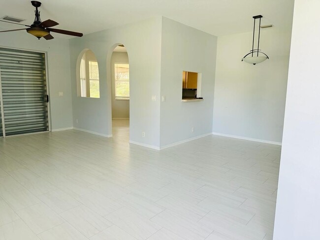 Building Photo - 205 SW Maclay Way