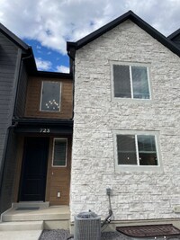 Building Photo - 723 Desert Willow Dr